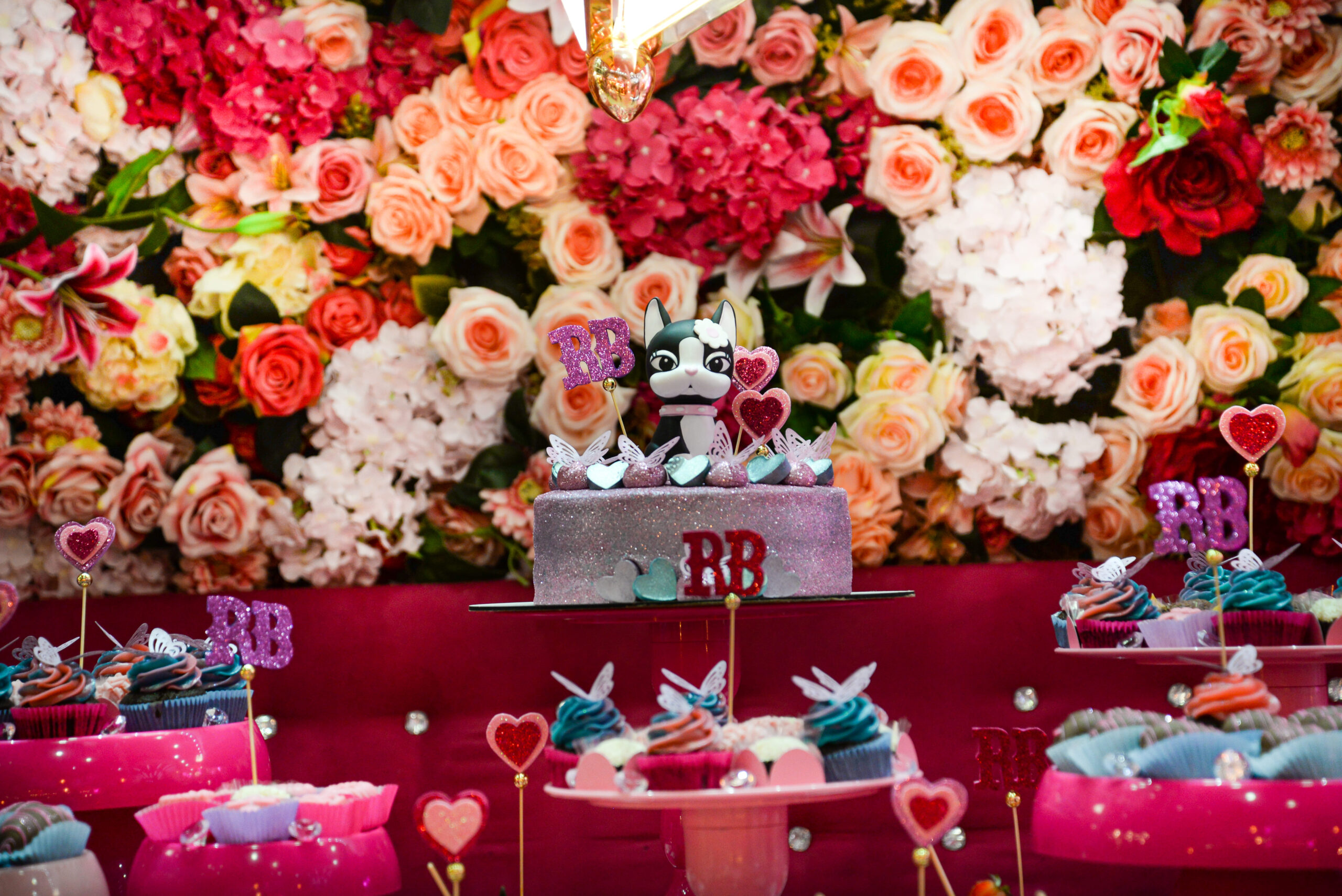 Mesa de doces e bolo do aniversário RB, com a bonequinha da Rebecca Bonbon como topper de bolo. 
