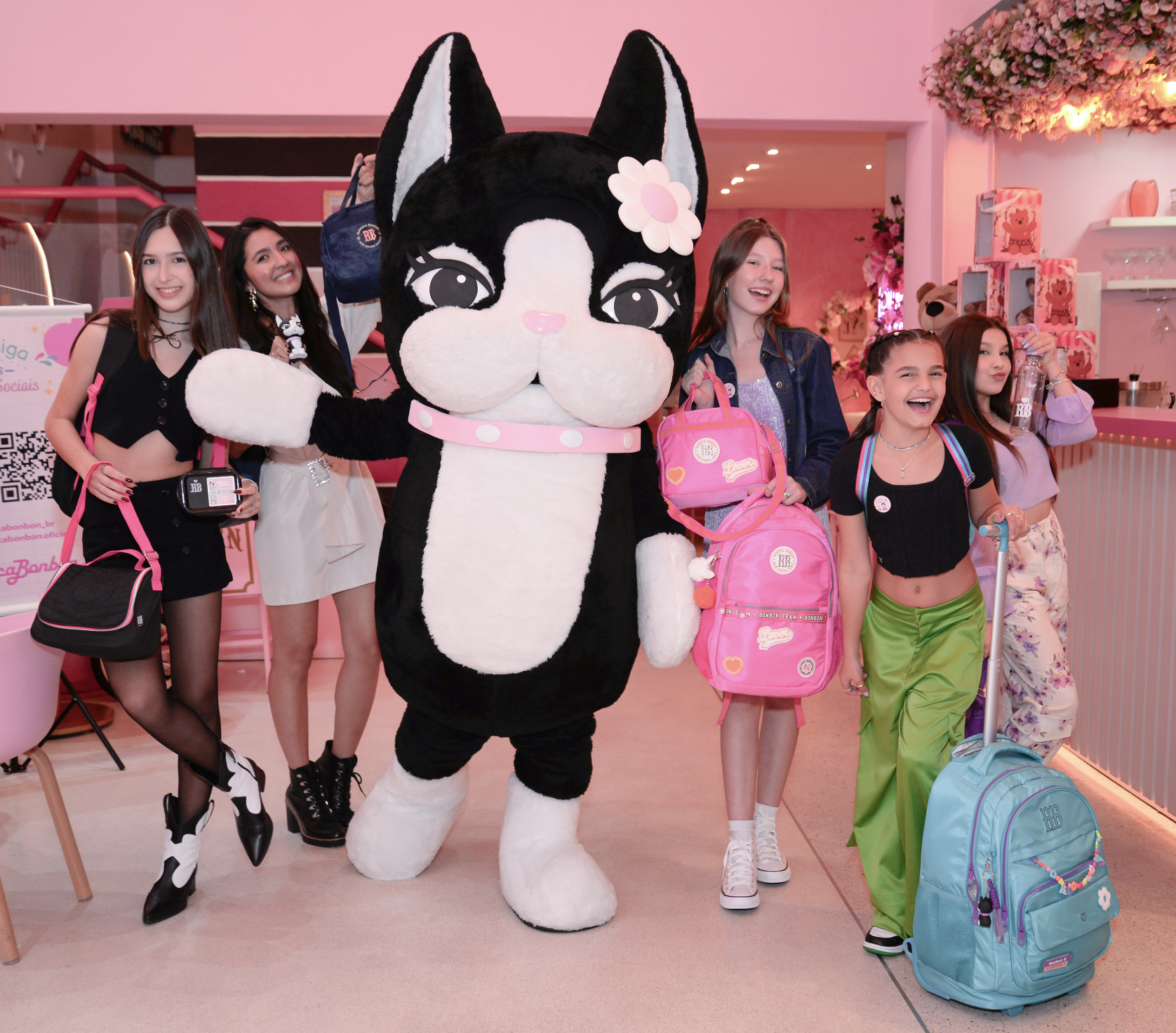 Rebecca Bonbon com as influencers Bia Valle, Maluzinha, Claudinha Akemi, Cacau e Mafer. 