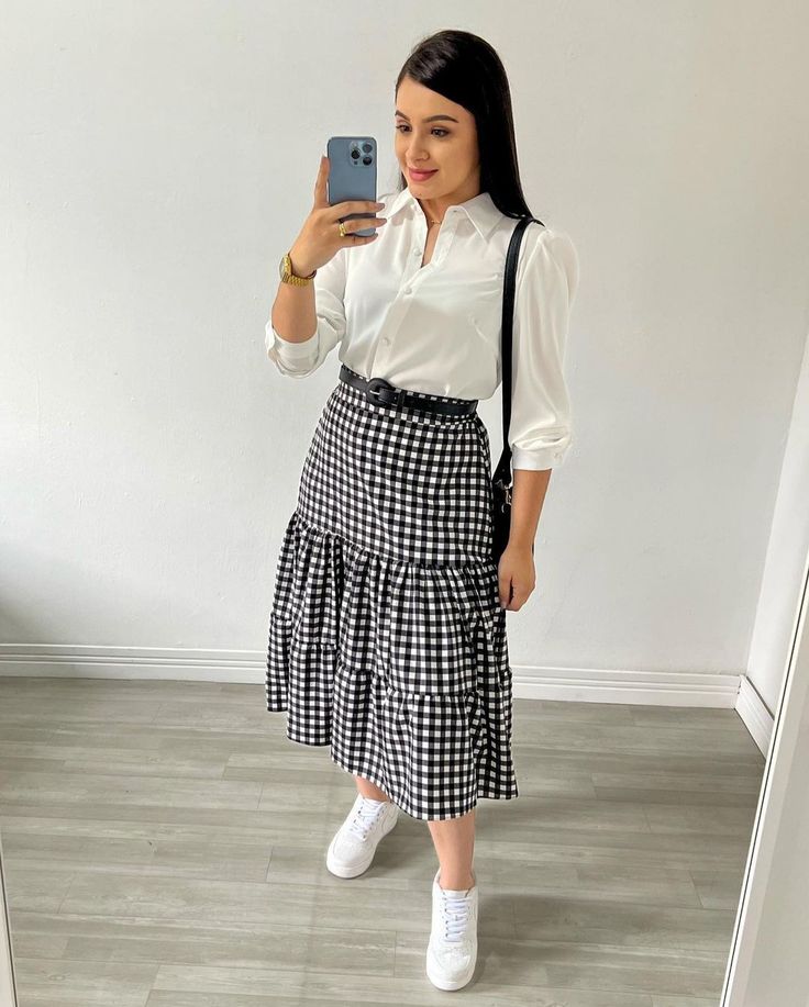 Looks para o trabalho: camisa branca, saia abaixo do joelho com estampa de poá.