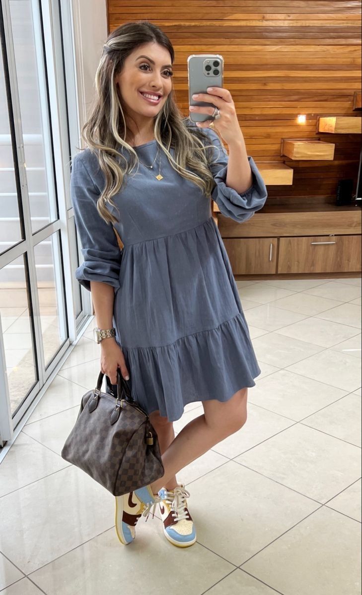 Looks para trabalhar: Vestido jeans claro, com tênis colorido.