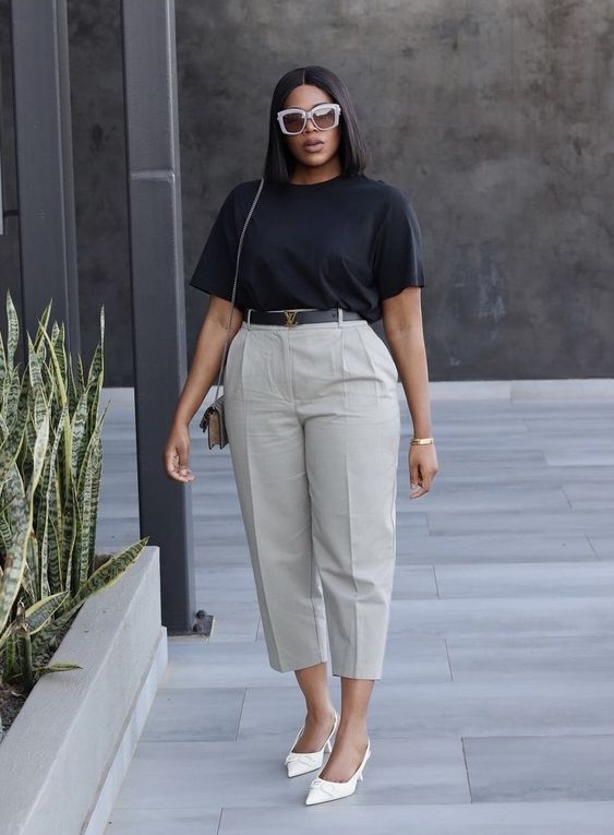 Looks para o trabalho: camiseta preta básica, calça de alfaiataria bege e scarpin branco.