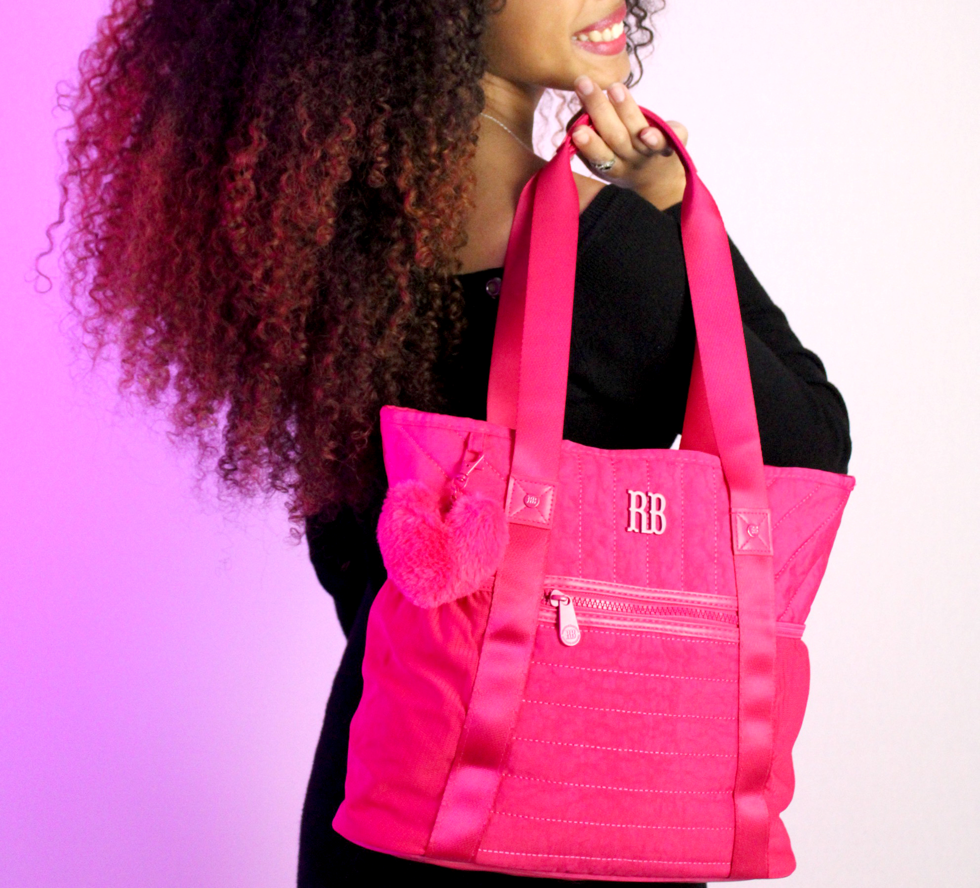 Bolsas RB by Semax: Modelo sorrindo e segurando a Tote Bag.