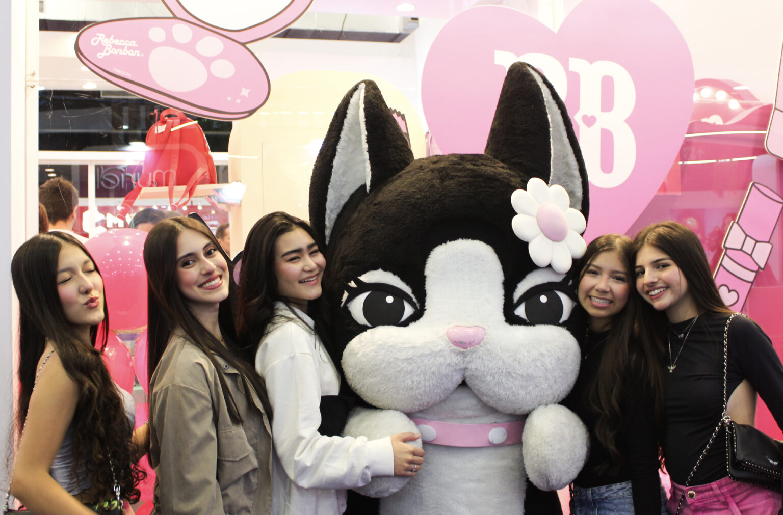 Rebecca Bonbon e convidadas na Beauty Fair
